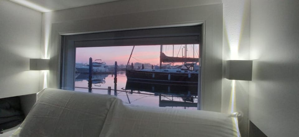 Natural landscape, Bedroom, River view, Sunrise