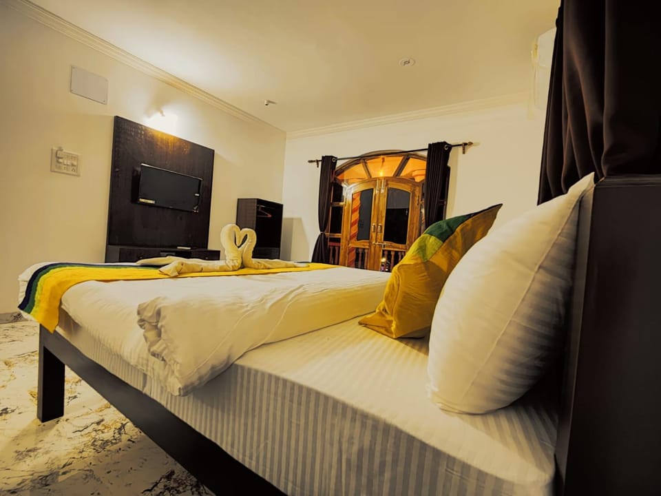 Bed, TV and multimedia, Bedroom