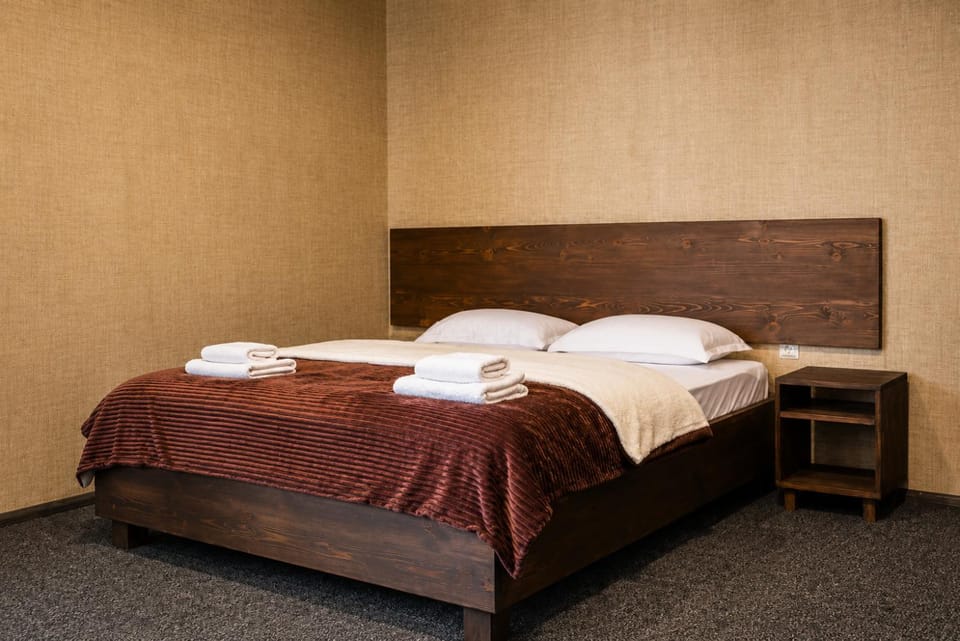 Bed, Bedroom, towels