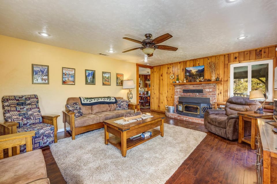 Yosemite Corner w NEW game room/Hot Tub/EV more House in Sierra Nevada