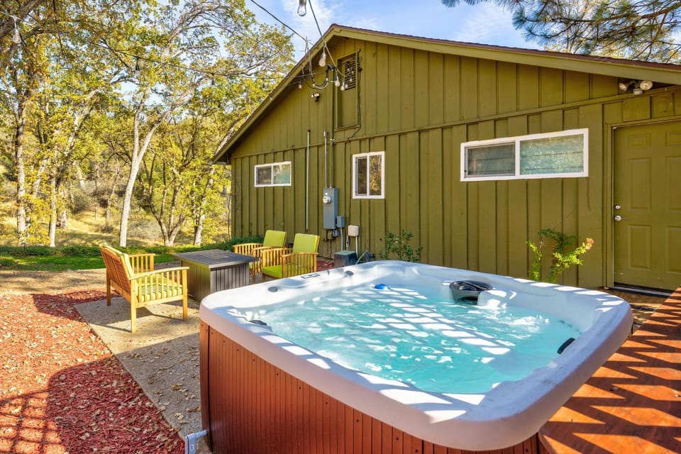 Yosemite Corner w NEW game room/Hot Tub/EV more House in Sierra Nevada