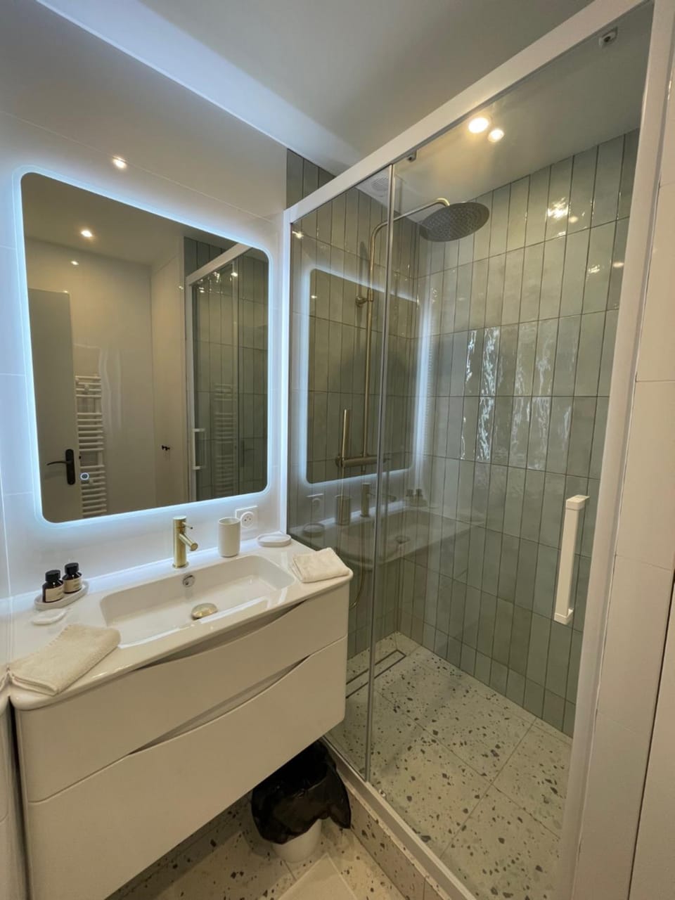 Shower, Bathroom, towels