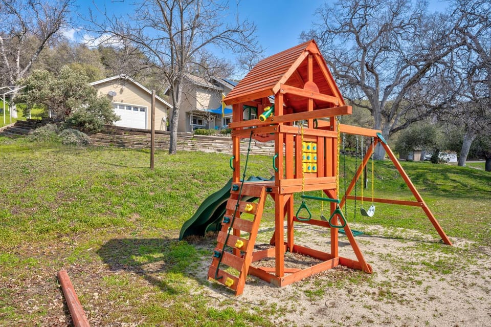 Selah Cabin- Dog Friendly/BBQ/Level 2 EV Charger Cabin in Oakhurst