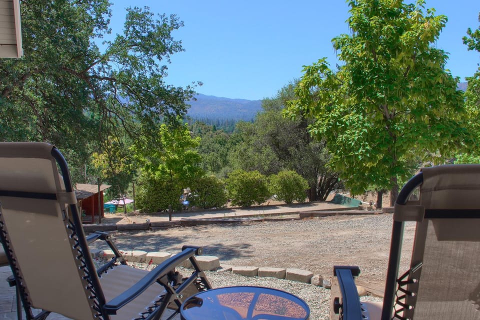 Selah Cabin- Dog Friendly/BBQ/Level 2 EV Charger Cabin in Oakhurst