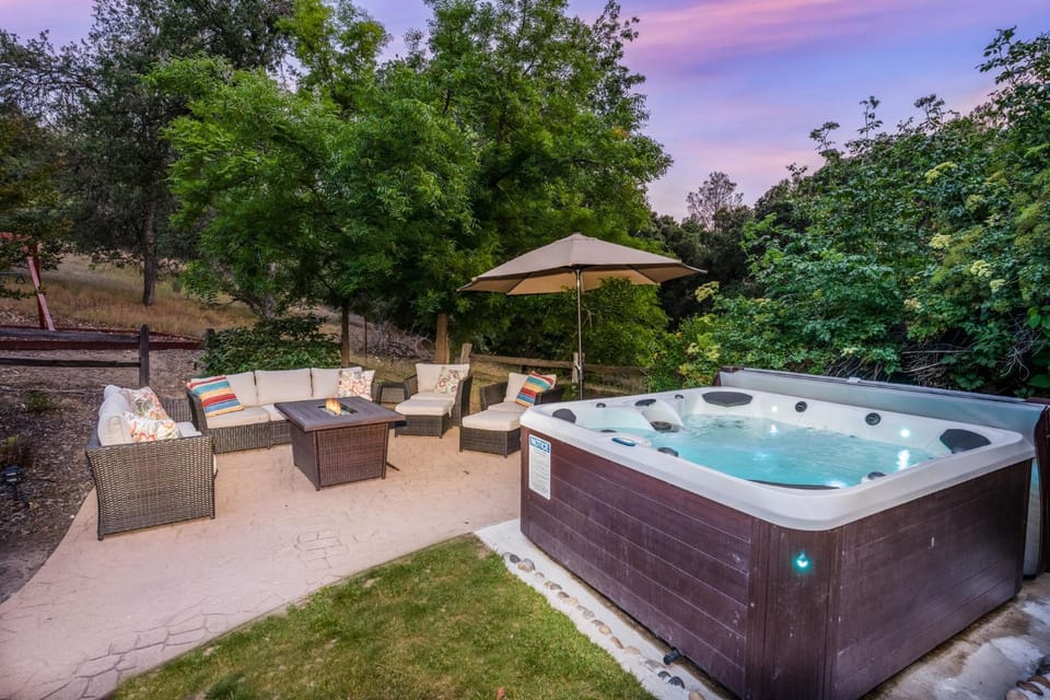 Emerald Escape 50 Acres w/Hot Tub, Game Room House in Sierra Nevada