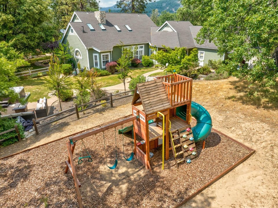 Emerald Escape 50 Acres w/Hot Tub, Game Room House in Sierra Nevada