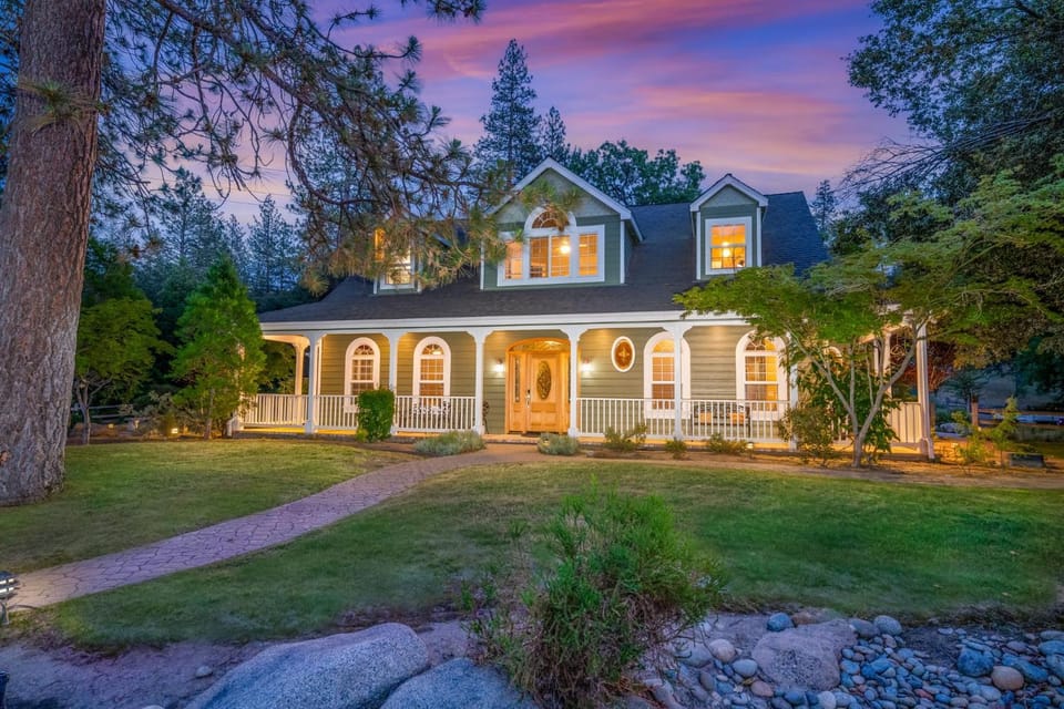 Emerald Escape 50 Acres w/Hot Tub, Game Room House in Sierra Nevada