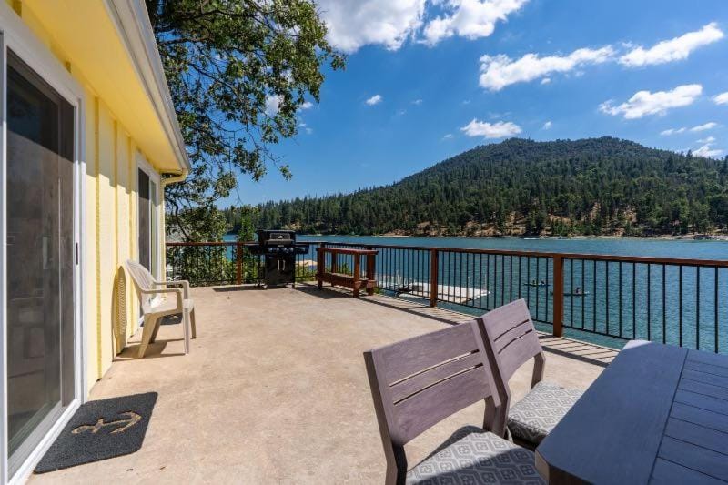Eagles Nest at Bass Lake near Yosemite with Boat Dock House in Bass Lake