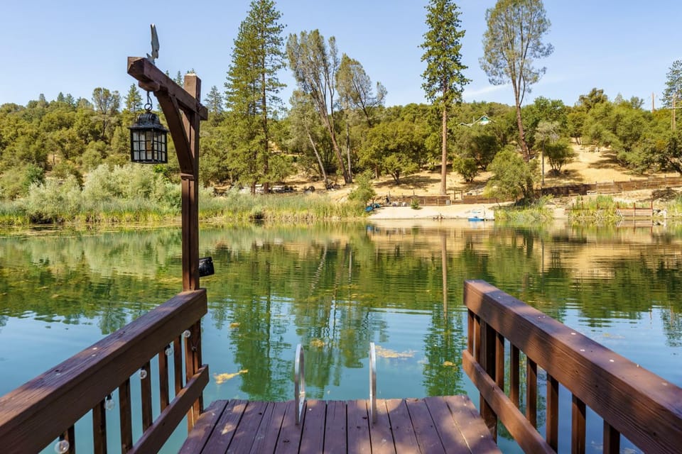 Oak Pond Retreat Stocked pond/pool table/BBQ Grill/EV Charger House in Oakhurst