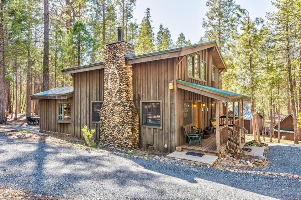 Place to Call Home - Cabin INSIDE Yosemite - Dog Friendly Cabin in Sierra Nevada
