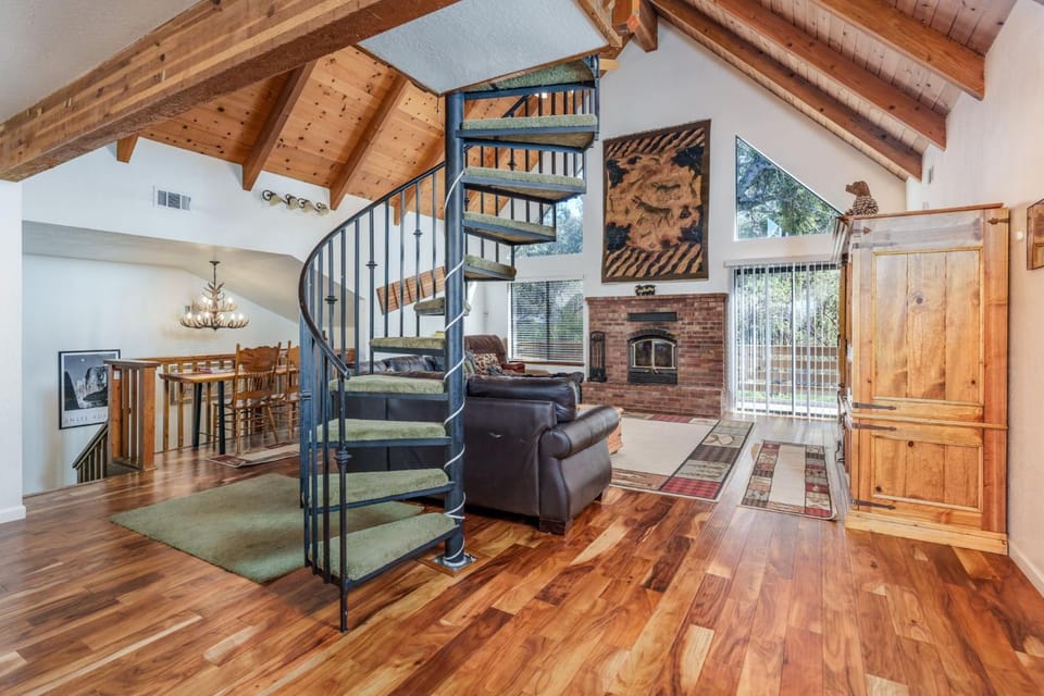 Stimboli Lodge- Sleeps 16 with tons of games and fun House in Oakhurst