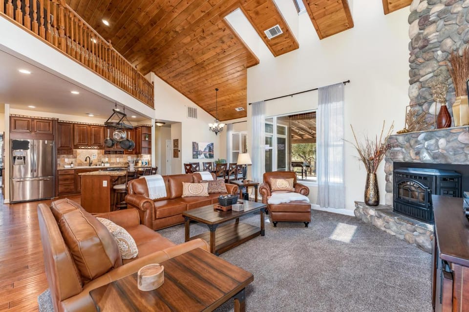Mountain Elegance w/ pool, spa, projector House in Sierra Nevada