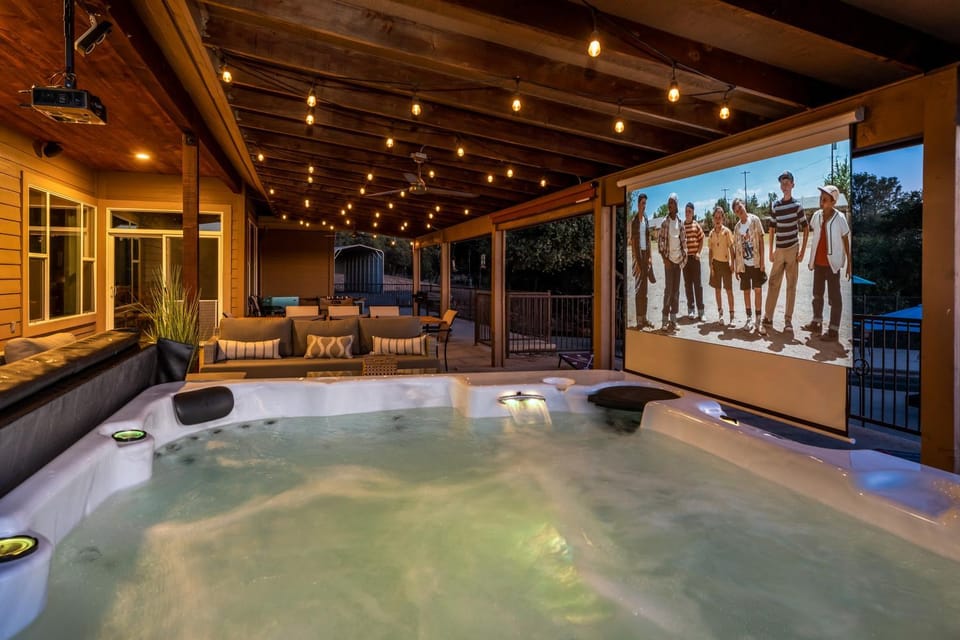 Mountain Elegance w/ pool, spa, projector House in Sierra Nevada