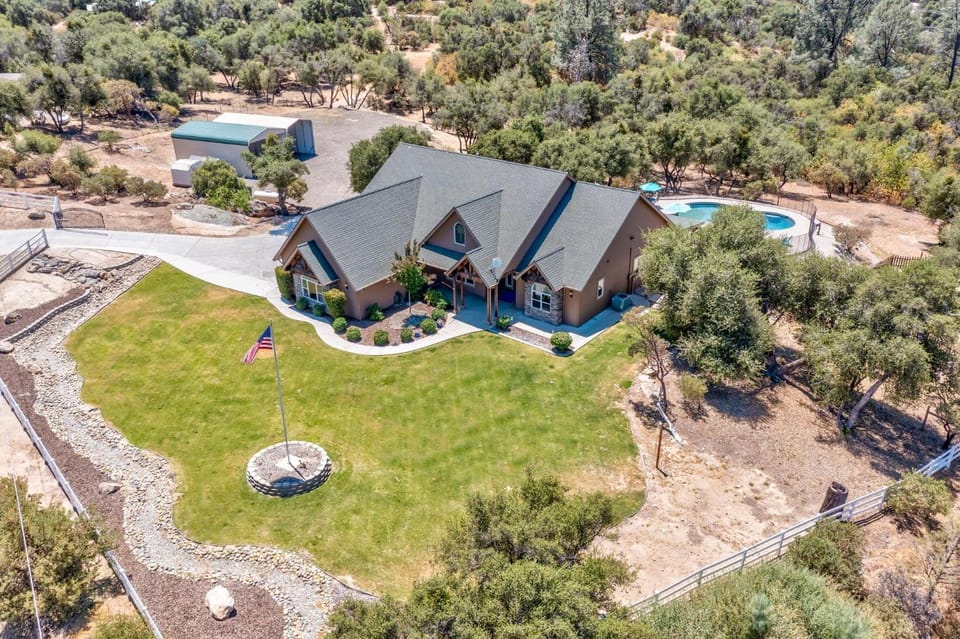 Mountain Elegance w/ pool, spa, projector House in Sierra Nevada