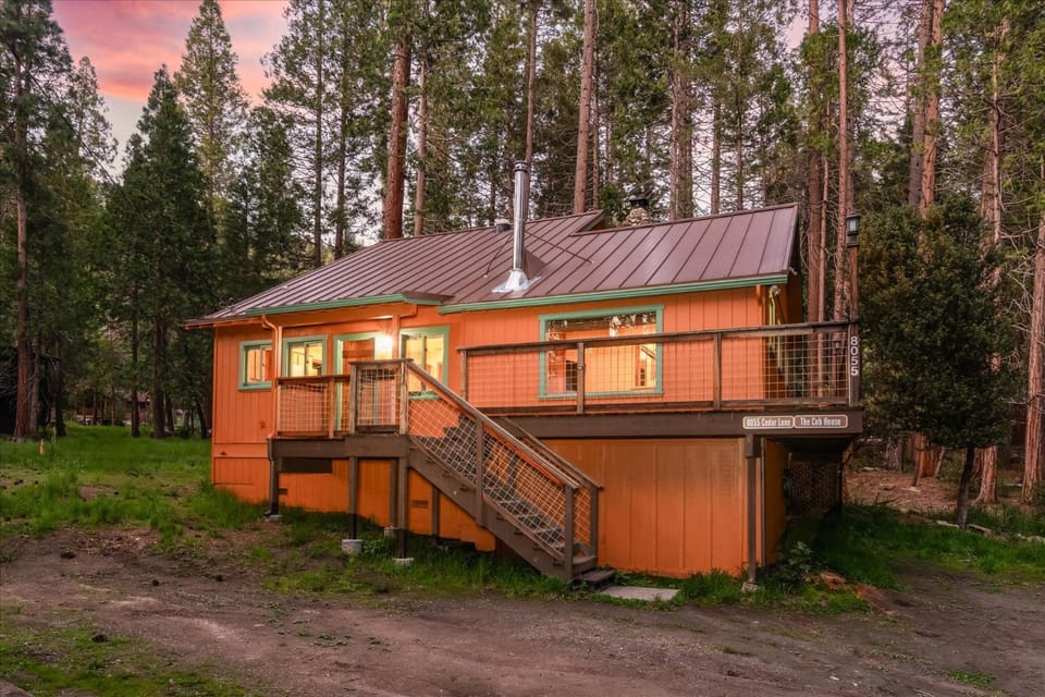 Cub House- Remodeled cabin INSIDE Yosemite with new hot tub and more Cabin in Sierra Nevada