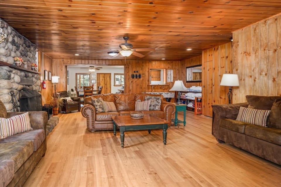 Cub House- Remodeled cabin INSIDE Yosemite with new hot tub and more Cabin in Sierra Nevada