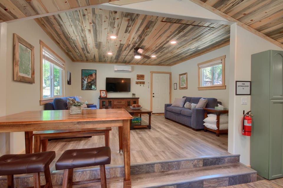 Beetlebark Bungalow- Inside Yosemite w/ hot tub EV charging cable House in Sierra Nevada