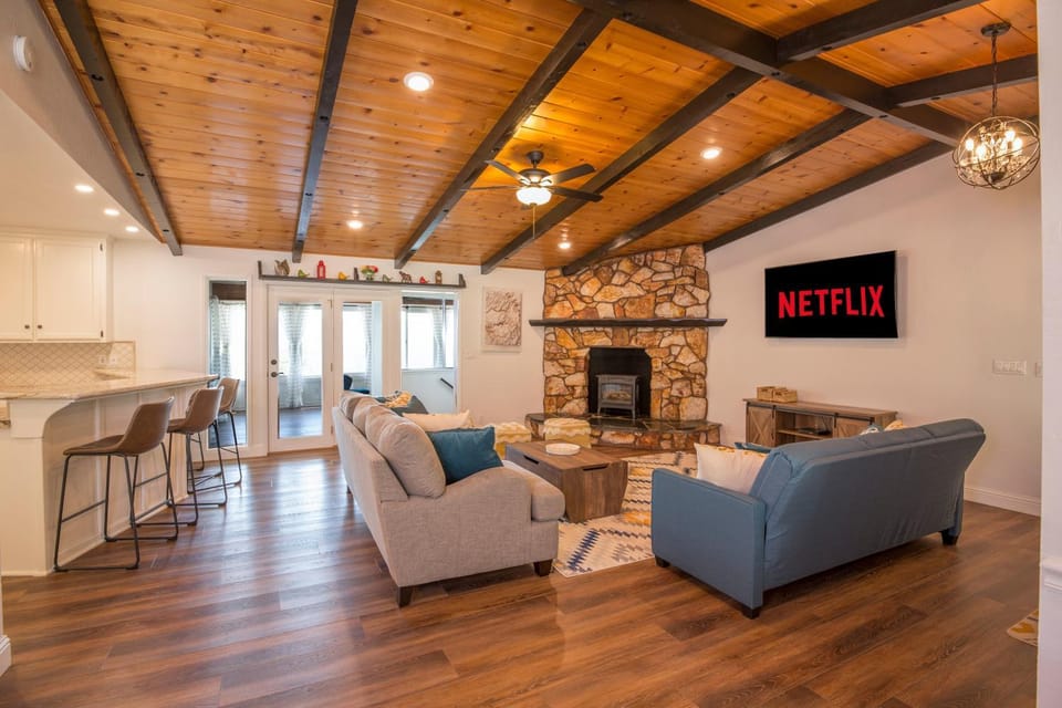 Canyon View House w/ hot tub, game room, views, and more House in Oakhurst