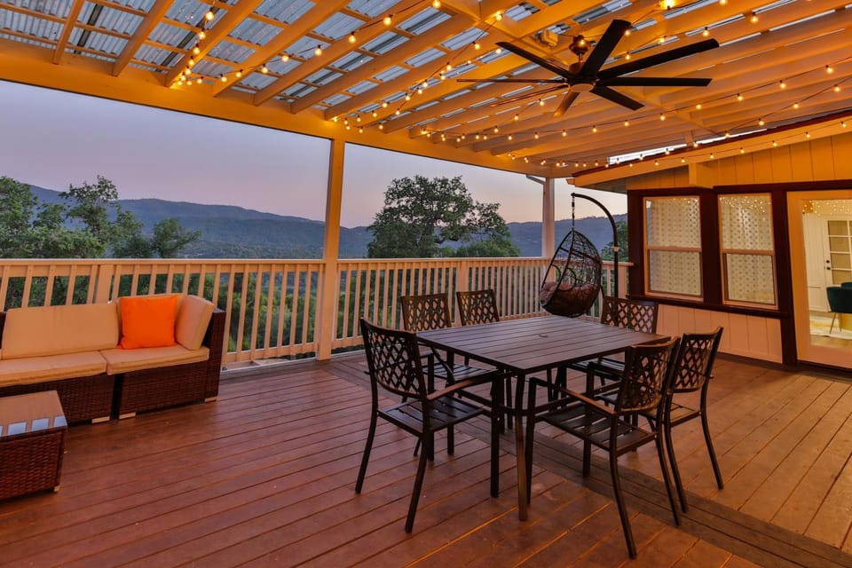 Canyon View House w/ hot tub, game room, views, and more House in Oakhurst