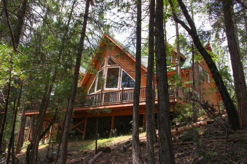 Rivercrest Lodge with Hot Tub-Pool Table-Firepit House in Sierra Nevada