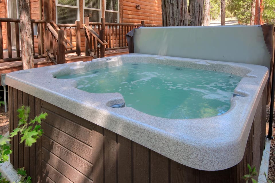 Rivercrest Lodge with Hot Tub-Pool Table-Firepit House in Sierra Nevada