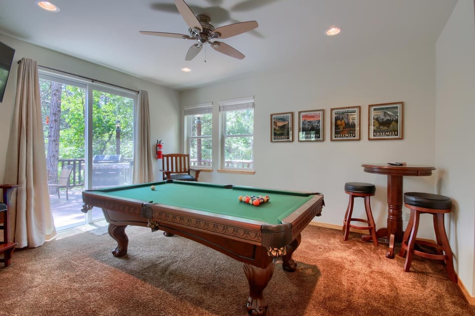 Rivercrest Lodge with Hot Tub-Pool Table-Firepit House in Sierra Nevada