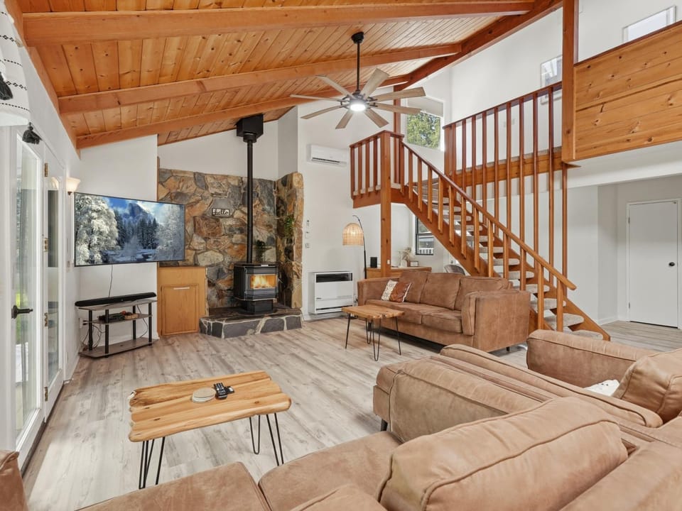 Hodges Hill Hideout w/ pool, spa, BBQ - Dog Friendly House in Oakhurst