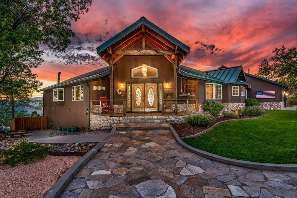 Skyline Lodge- amazing views w/spa/game room House in Sierra Nevada