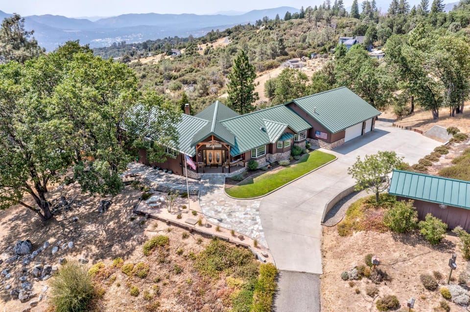 Skyline Lodge- amazing views w/spa/game room House in Sierra Nevada