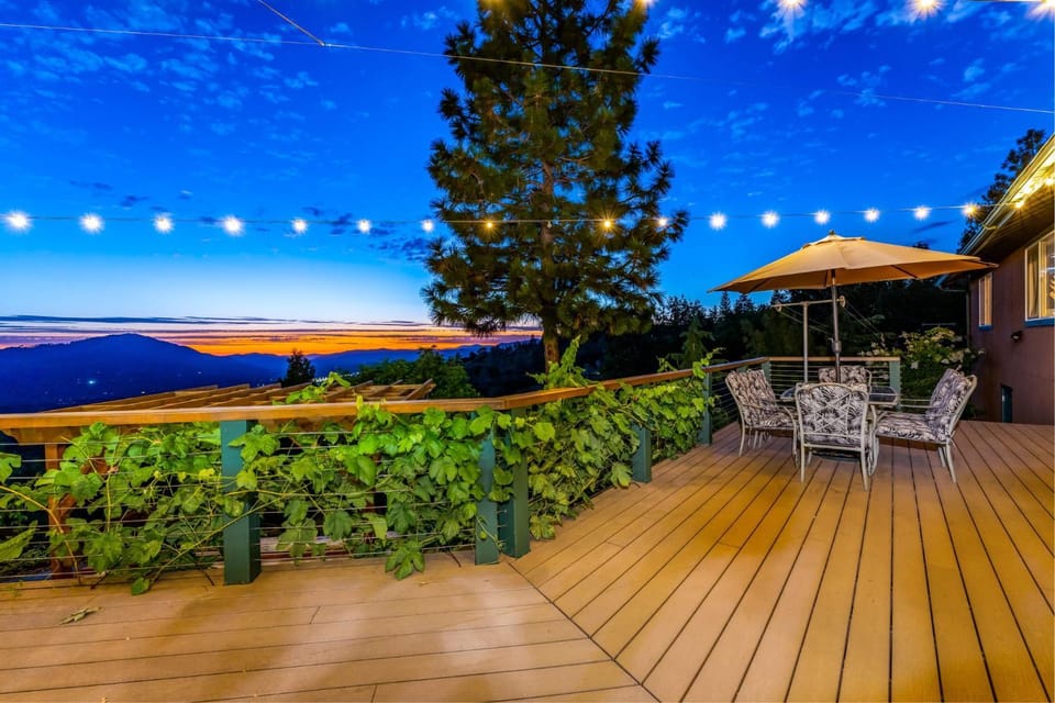 Skyline Lodge- amazing views w/spa/game room House in Sierra Nevada