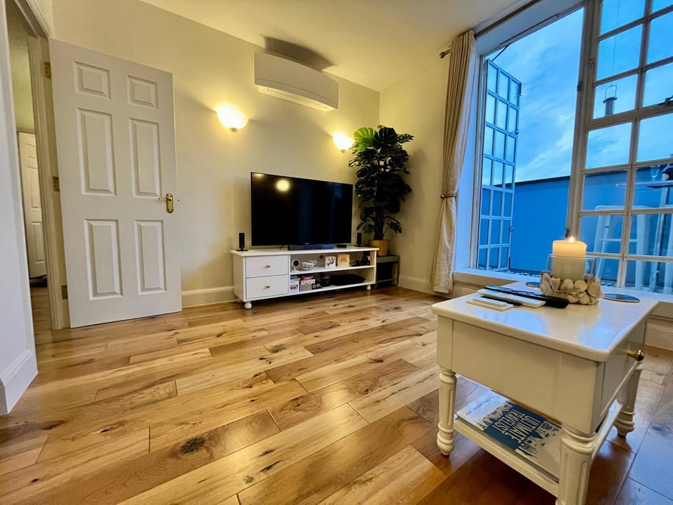 TV and multimedia, Living room, Seating area, air conditioner