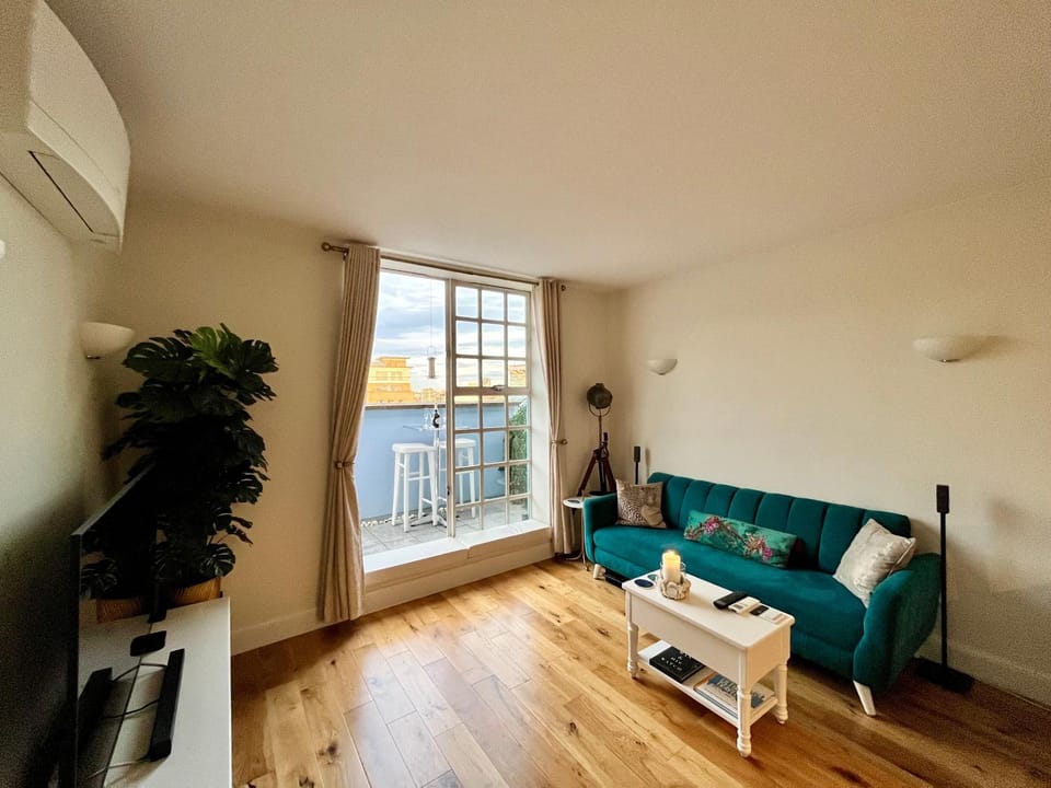 TV and multimedia, View (from property/room), Balcony/Terrace, Living room, Seating area