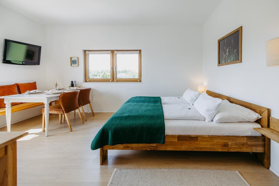 Bed, TV and multimedia, Photo of the whole room, Seating area, Bedroom