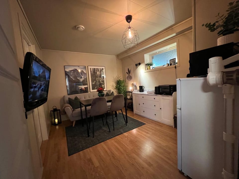 TV and multimedia, Coffee/tea facilities, Kitchen or kitchenette, Living room, Seating area, microwave, toaster