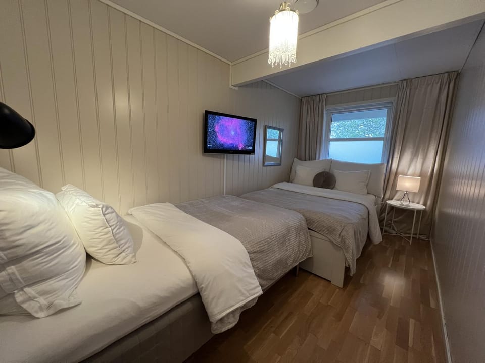 Bed, TV and multimedia, Bedroom