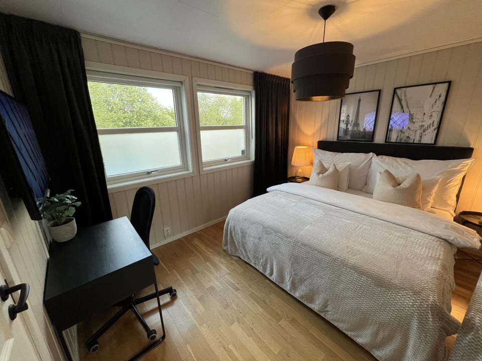 Bed, TV and multimedia, Bedroom