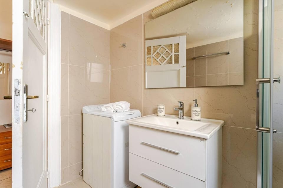 John's Athenian Beauty 45m2 , Metro 7' Apartment in Athens