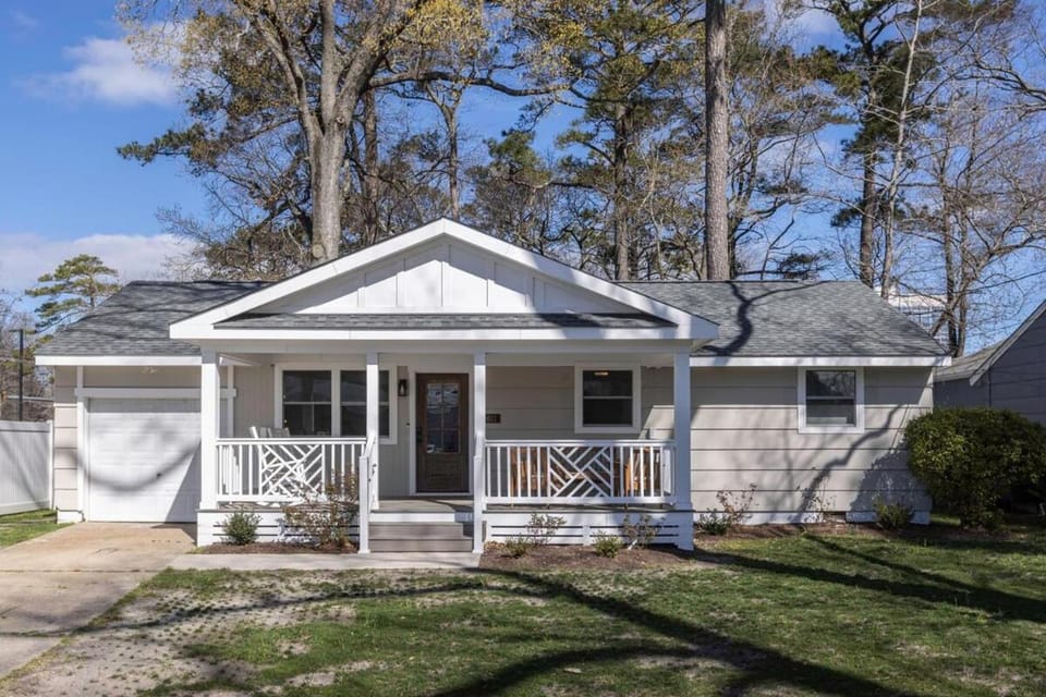 The Beach Vibe with Hot tub 8 min to the Beach House in Virginia Beach