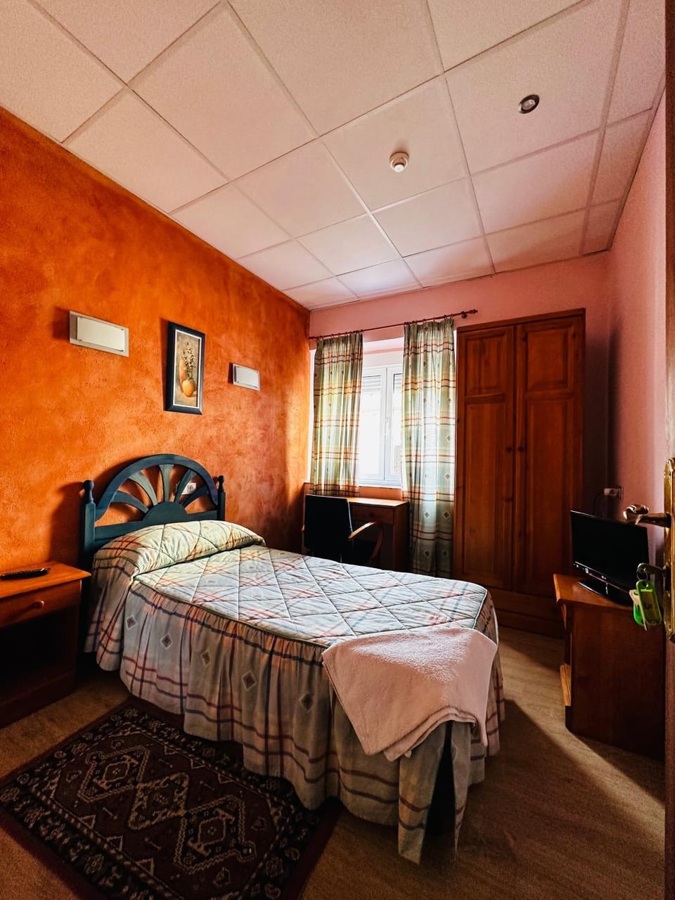 Bed, TV and multimedia, Photo of the whole room, Bedroom