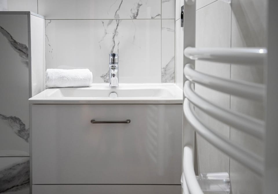 Shower, Bathroom, towels
