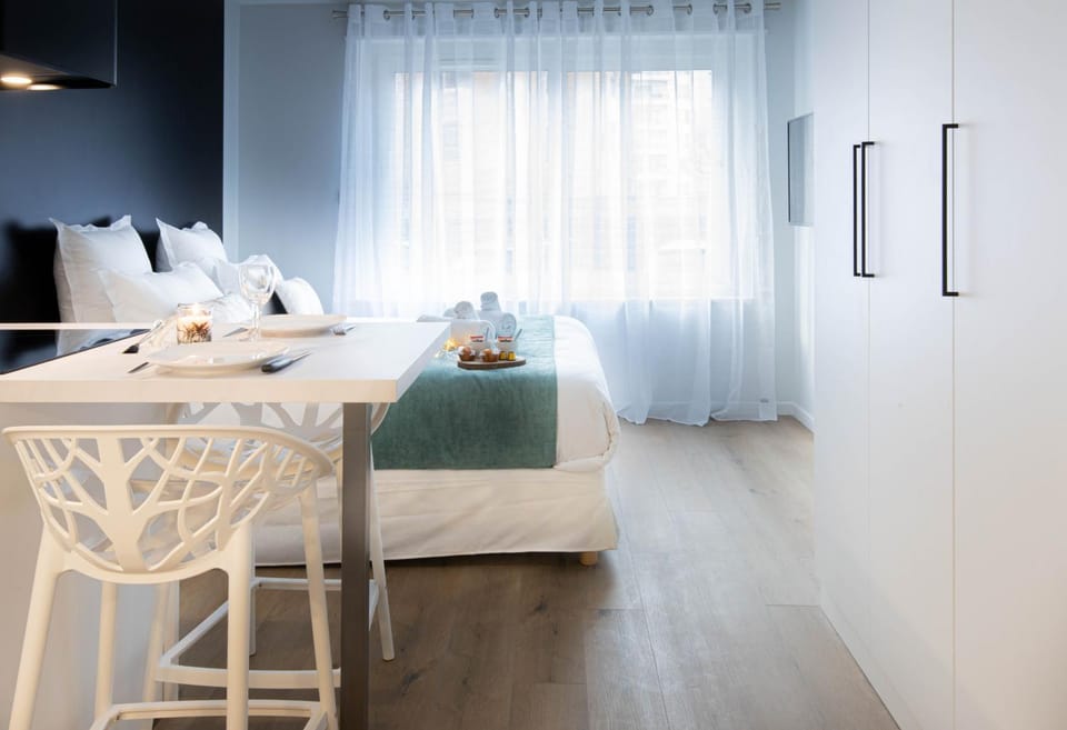 Bed, Photo of the whole room, Dining area, Bedroom, towels