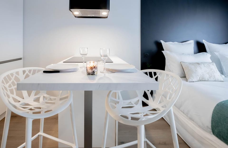 Bed, Living room, Photo of the whole room, Seating area, Dining area, Bedroom