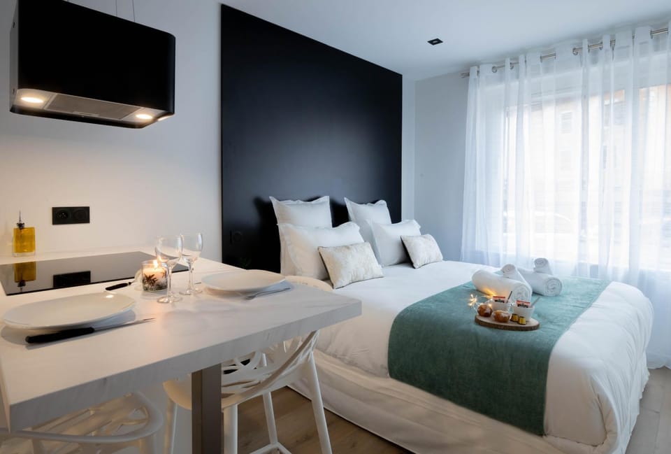 Bed, TV and multimedia, Living room, Food and drinks, Photo of the whole room, Seating area, Dining area, Bedroom, Food, Drinks, towels