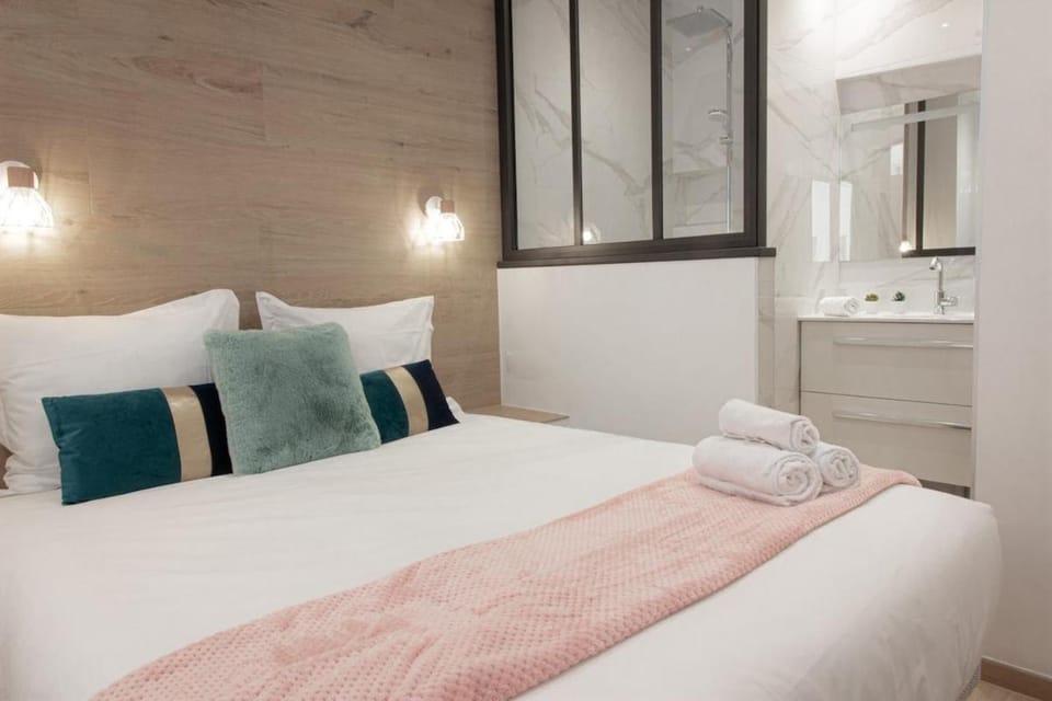 Bed, Other, Photo of the whole room, Bedroom, towels