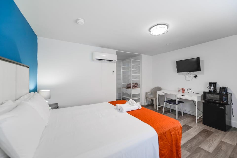 Bed, TV and multimedia, Bedroom, minibar