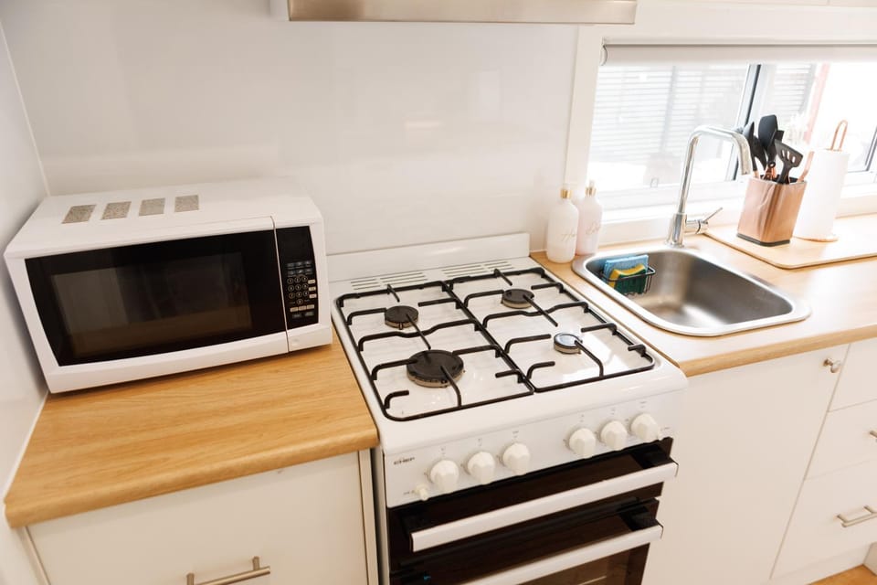 Sweet beautiful TINY HOME with pool and 2 minute drive to the beach Chalet in Wollongong