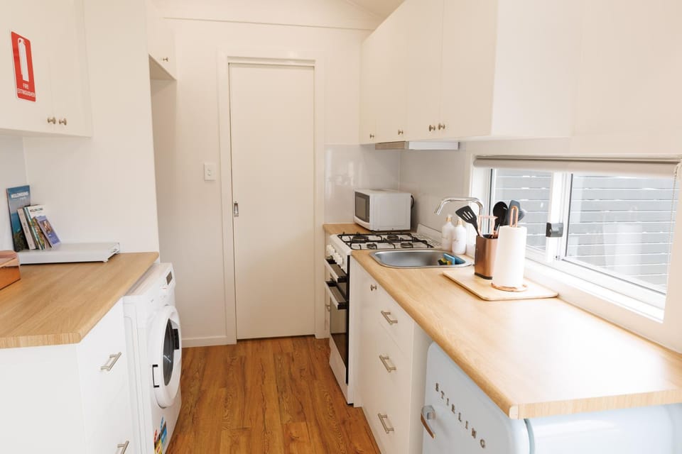Sweet beautiful TINY HOME with pool and 2 minute drive to the beach Chalet in Wollongong