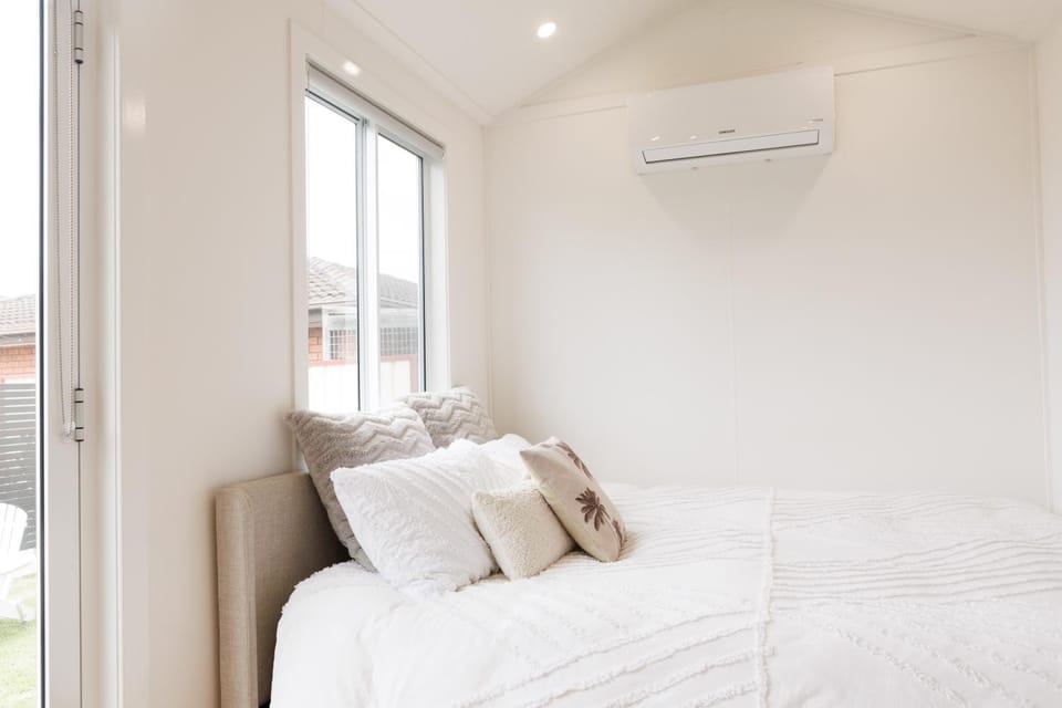 Sweet beautiful TINY HOME with pool and 2 minute drive to the beach Chalet in Wollongong