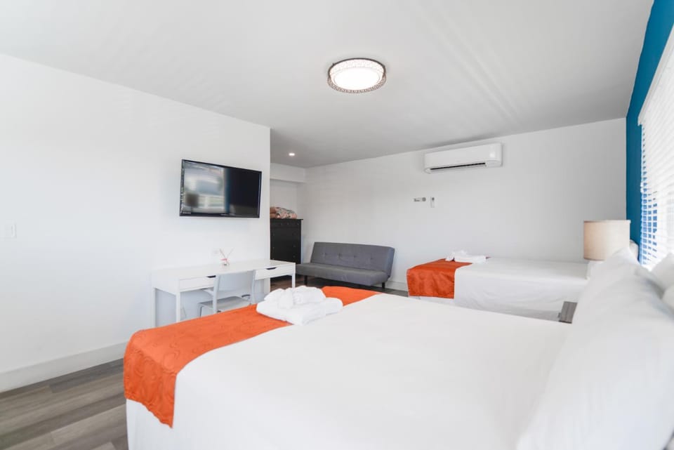 Family Friendly Beach Escape with pool and parking - M41 Apartment in Hollywood Beach
