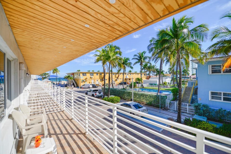 Family Friendly Beach Escape with pool and parking - M41 Apartment in Hollywood Beach